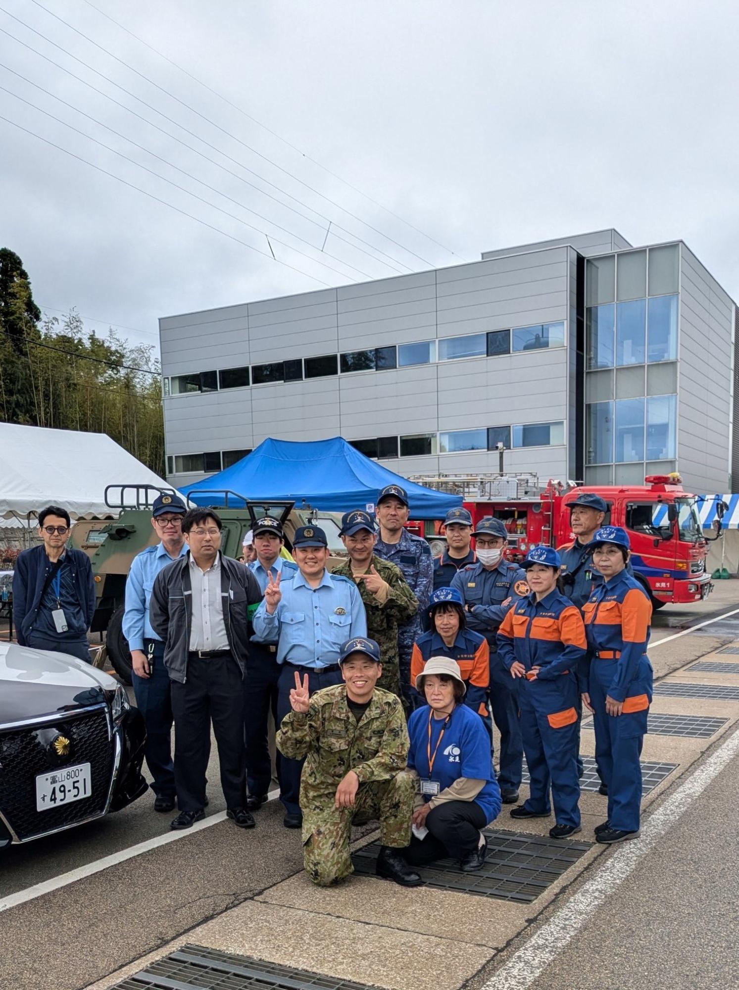 消防、警察、自衛隊の集合写真