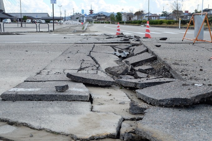 震災で崩れた道路