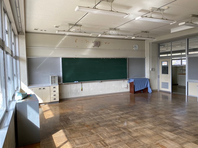 久目小学校跡空き教室写真