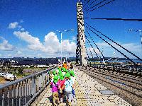 比美乃江大橋を渡る子どもたち