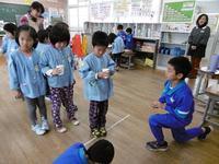 海峰小学校との交流会を教室の中で楽しむ園児たちの写真