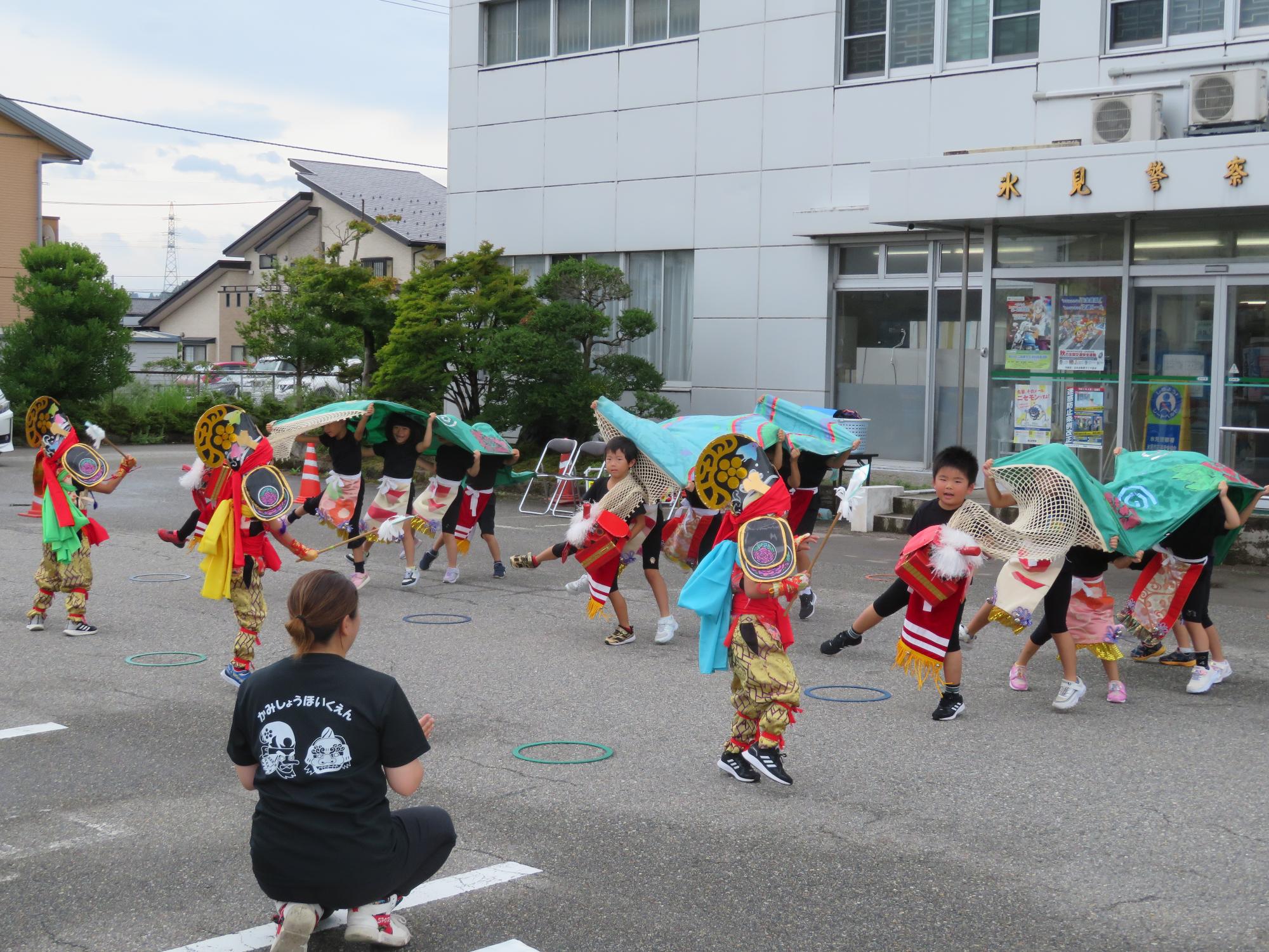 上庄保育園の園児による獅子舞