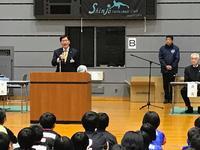 スポーツセンターで開催された交流会開会式の演壇に立つ市長の写真