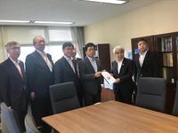水嶋鉄道局長に要望書を手渡ししている期成同盟会の代表の方と市長他4名の関係者がいる写真
