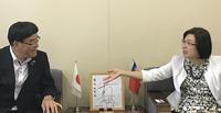 日本と台湾の旗が飾れているテーブルを挟んで張淑玲處長と対談する市長の写真