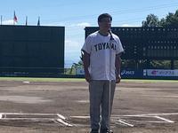 野球場のバックスタンドを背にホームベースを前に立つ市長の写真