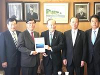 要望書を佐藤信秋先生と市長二人で持っている写真