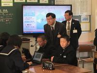 タブレットPCを操作している学生の様子を見ている市長の写真