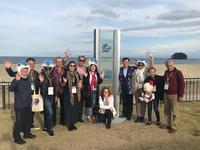 富山湾を背に「世界で最も美しい湾クラブ」の加盟記念モニュメントを中心に撮影された市長達の写真