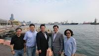 高雄港を背景に高雄市役所の方々と並んで撮影された市長の写真