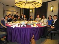 林文化局長等の方々との夕食会で紫のテーブルを囲んで撮影された市長達の写真