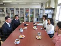 台北城市科技大学の3人の女子学生とテーブルを挟んで会談する市長の写真