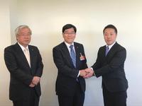 新エリアマネージャーである坂本是広氏と握手しながら撮影された市長の写真