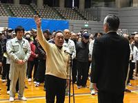 カローリング大会で市長に向かって参加者が選手宣誓をしている写真