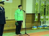 黄緑色の服を着てスピーチをする市長の写真