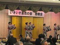 いきいき直売の会の懇親会の会場で舞踊を披露する5人の女性の写真