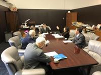 市長室で氷見市身体障害者協会のメンバーたちと協議をする市長の写真