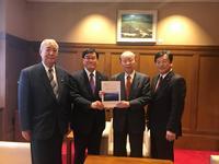 要望書を二人で持つ石井県知事と市長の写真