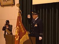 氷見市消防本部の歳末特別警戒出動式で制服を着用し敬礼をする市長の写真