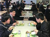 生徒たちのテーブルに同席し一緒に給食を食べる市長の写真