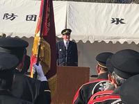 氷見市消防出初式にて制服を着用してスピーチをする市長の写真