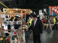 漁業文化交流センターで行われた行事で出店している様子を視察している市長の写真