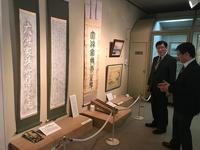 博物館で展示されている掛け軸や当時の布勢の湖の想像図などを観覧する市長