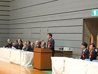 剣道大会の会場で演壇に立ち激励する市長の写真