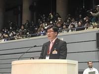 体育館で行われた開会式の演壇に立っている市長の写真