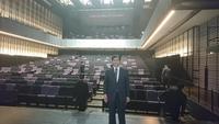 茅野市民館でステージから全客席を見渡してステージ右手前に立つ市長の写真