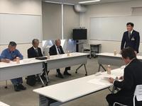 会議室で緑化推進委員会に出席の4名と机前に立つ市長の写真
