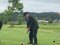 あいの風杯争奪パークゴルフ大会の激励にゴルフクラブを持ち構えている市長の写真
