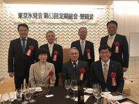第63回東京氷見会総会懇親会の横断幕の前のテーブルに集まった市長と6人の記念写真