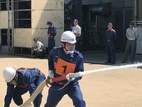 消防操法大会で放水訓練をする消防隊員の写真
