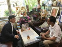 市長が藤子スタジオで後藤常務とテーブルをはさんで会談している写真