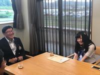川渕さんと木製のテーブルを挟んで会談する市長の写真