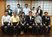 中国創聯グループの方々と共に座って撮影された市長達の写真