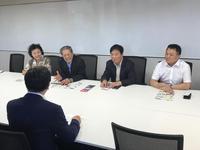 白いテーブルを挟んで中国創聯グループと会談する市長の写真