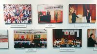 故 中沖豊 前富山県知事が写っている写真パネルが数枚並んでいる写真