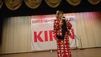 赤い服を着た南砺市の民謡歌手林道美有紀さんが歌っている写真