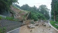 高岡羽咋線棚懸地内で土砂が崩壊し道路が封鎖されてしまった様子の写真