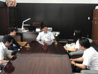 市長室で市長と東海林(とうかいりん)さんと関係者3名がテーブルにつき談話している写真