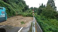 高岡羽咋線の土砂が崩壊し道路が封鎖されてしまった様子の写真