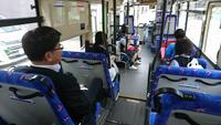 市長がバスの中でブルーを基調としたデザインの椅子に座っている写真