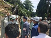 高岡羽咋線で棚懸地区土砂崩れの様子を市長と石井知事ほか関係者10数名が視察している写真