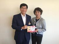 市長が松井会長と「お手軽野菜レシピ集」を2人で持っている写真