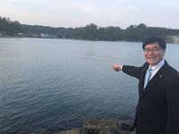 阿尾の海岸でイルカを指さす市長の写真