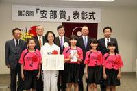 市長と十三ジュニアハンドボールグラブの代表の女子4人と女性指導者1名と関係者4名が集合した写真