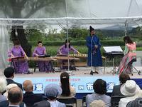 「布勢水海に遊覧する賦」を歌唱する澤武紀行さんと琴などを演奏する4人の方の写真