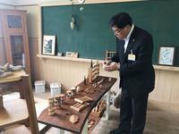 旧教室を使った木工舎さんで木材で作られたおもちゃを手に取る市長の写真
